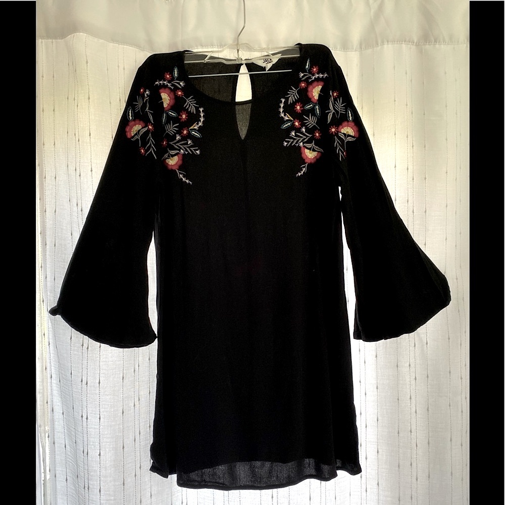 Jack by BB Dakota Blouse black with floral embroidery size small